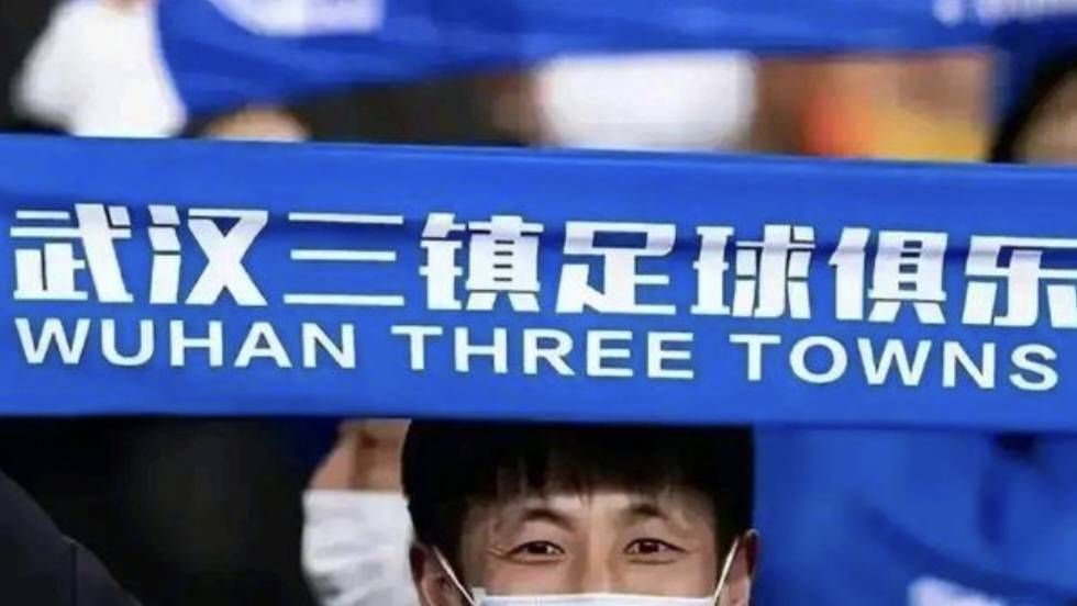 第19分钟，曼城禁区前沿多脚传递，罗德里调整后尝试一脚远射，这球被对方防守球员挡了一下随后被卡明斯基扑出。